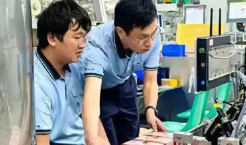 哈兰德社媒晒与全场最佳奖杯合照：有些时刻无法用言语形容